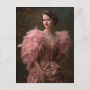 Schöne Frau in einem rosa Federkleid Postkarte