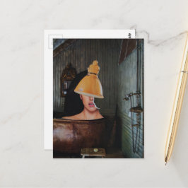 Schöne Frau in einer Kupferbadewanne surreale Coll Postkarte