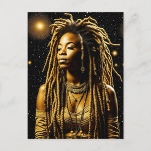 Schöne Frau mit Dreadlocks unter den Sternen Postkarte