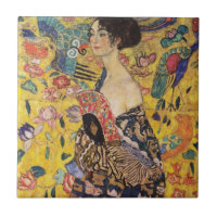 Schöne Frau mit Fan von Klimt