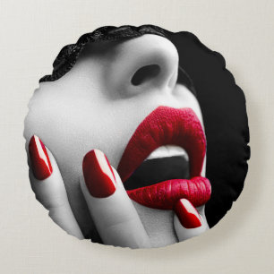Schöne Frau mit schwarzer Maske Rundes Kissen