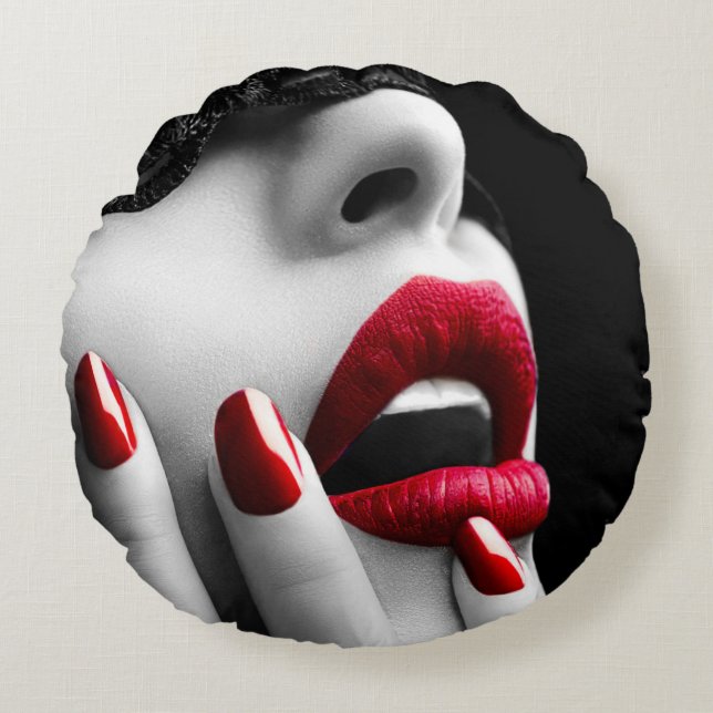 Schöne Frau mit schwarzer Maske Rundes Kissen (Vorderseite)