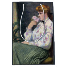 Schöne Frau riecht nach Blumenduft, Blume