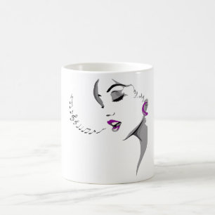 Schöne Frau singt Tasse