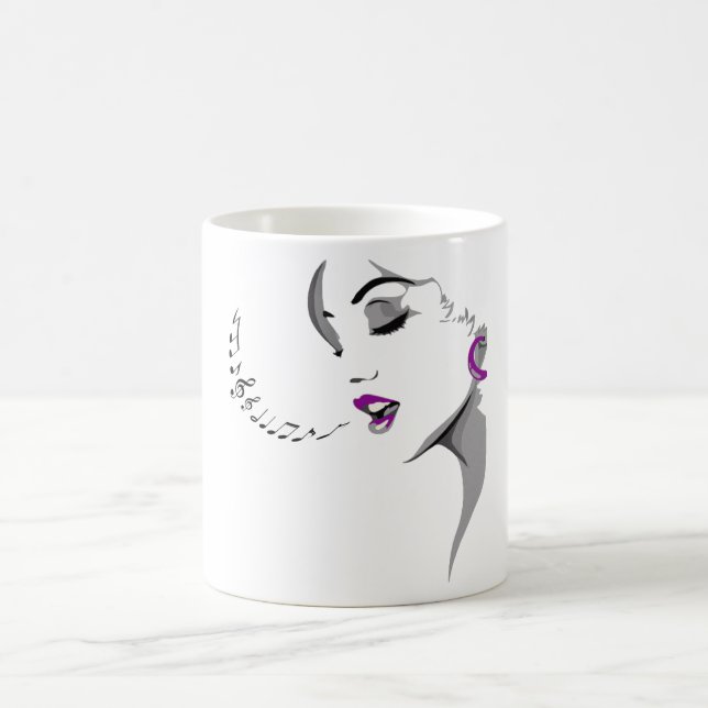 Schöne Frau singt Tasse (Mittel)