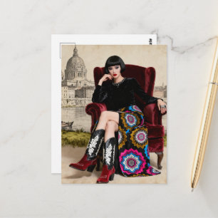 Schöne Frau sitzt in einem roten Stuhl Postkarte