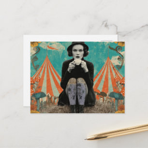 Schöne Frau trinkt Tee im Zirkus Postkarte