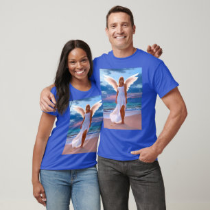 Schöne Frauen mit Engelsflügeln an einem Strand T-Shirt