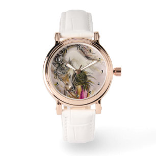 Schöne Freunde beobachten weißes Pferd und Mädchen Armbanduhr