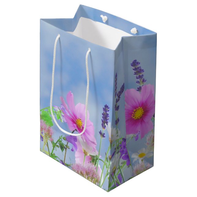 Schöne Frühlingswildblumen Mittlere Geschenktüte (Vorderseite Schrägansicht)
