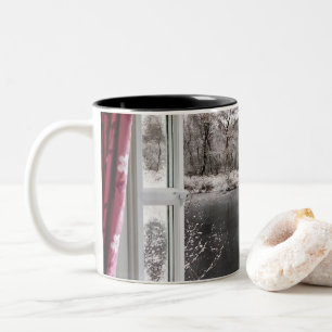 Schöne gefrorene Seeszene durch ein offenes Zweifarbige Tasse