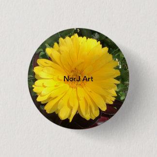 Schöne gelbe Blume durch NorJ Kunst Button