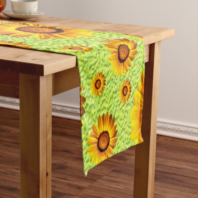 Schöne gelbe Blumen auf abstraktem Grün Kurzer Tischläufer (Beispiel)