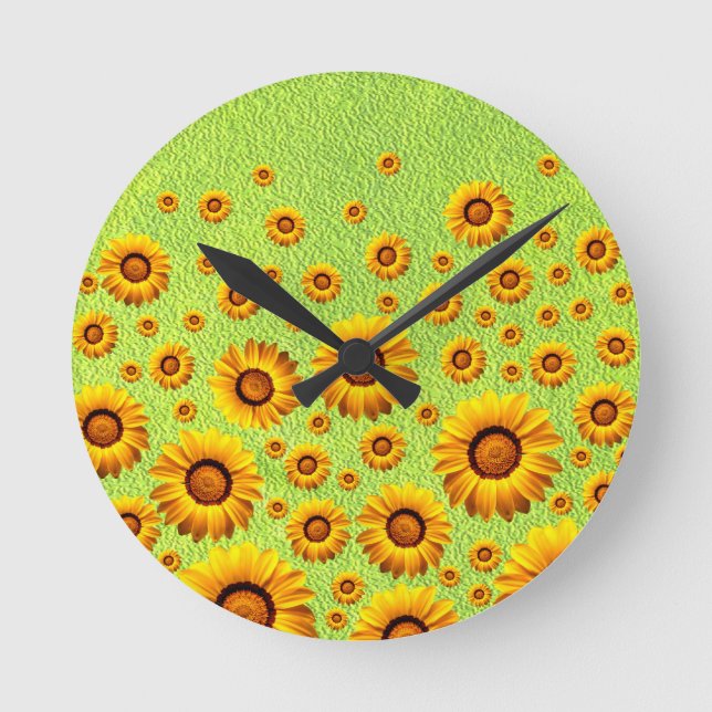 Schöne gelbe Blumen auf abstraktem Grün Runde Wanduhr (Vorderseite)