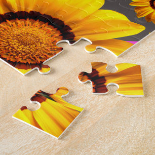 Schöne gelbe Blumen auf Grau, rosa Streifen   Puzzle