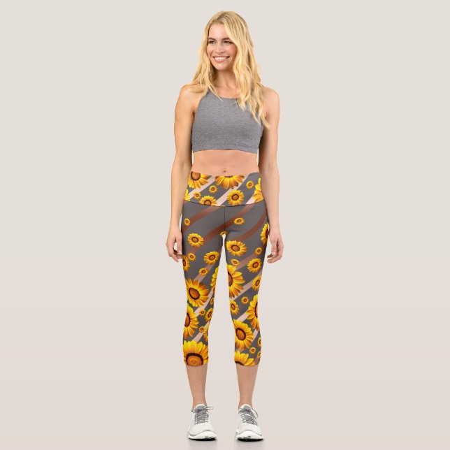 Schöne gelbe Blumen auf grauen, braunen Streifen Capri Leggings (Vorderseite)