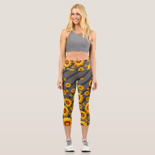 Schöne gelbe Blumen auf grauen, schwarzen Streifen Capri Leggings
