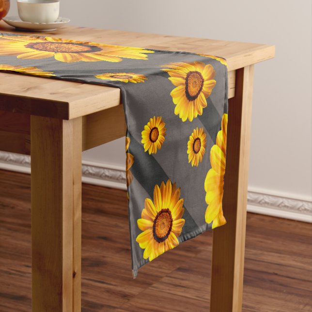 Schöne gelbe Blumen auf grauen, schwarzen Streifen Kurzer Tischläufer (Beispiel)