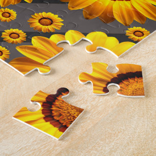 Schöne gelbe Blumen auf grauen, schwarzen Streifen Puzzle