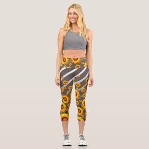 Schöne gelbe Blumen auf grauen, silbernen Streifen Capri Leggings