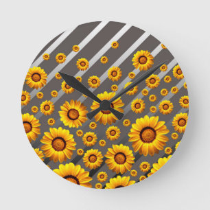 Schöne gelbe Blumen auf grauen, silbernen Streifen Runde Wanduhr