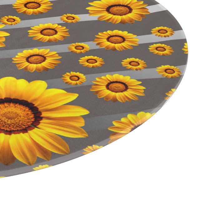 Schöne gelbe Blumen auf grauen, silbernen Streifen Schneidebrett (Ecke)