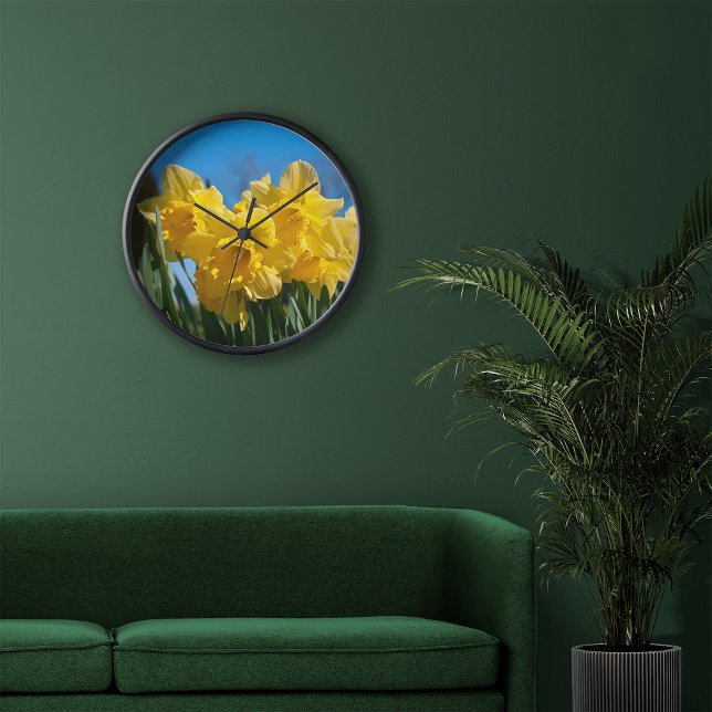 Schöne gelbe Kleidung im Frühling Uhr (Von Creator hochgeladen)