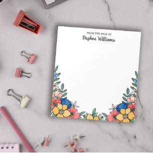 Schöne gelbe Korallenblume vom Schreibtisch aus Notizblock