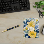 Schöne gelbe und blaue Blumen Planer<br><div class="desc">Schöne gelbe und blaue Blumen bedecken diesen Planer. Hell und fröhlich,  mit einem französischen Country-Look. Ein verziertes vergoldetes Abzeichen mit Creme-Zentrum hat Platz für das laufende Jahr.</div>