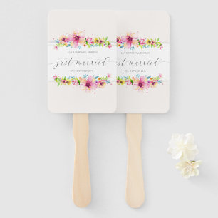 Schöne gerade verheiratete Handfans der Fächer