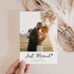 schöne, gerade verheiratete Hochzeitskampagne Dankeskarte<br><div class="desc">modernes Design mit schöner schwarzer Schrift. Die Farbe und der Text der Braut und des Bräutigams können personalisiert sein.</div>