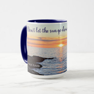 Schöne Golden Sunset on Ocean Anger Bible Verse Tasse