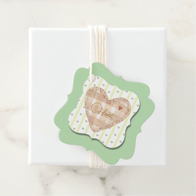 Schöne grüne Umgebung mit modernem und herzlichem  Geschenkanhänger (Beispiel)