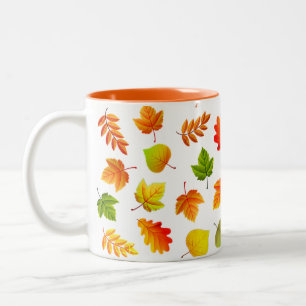 Schöne Herbstblätter auf Weiß Zweifarbige Tasse