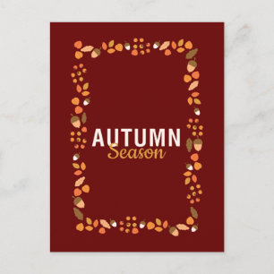 Schöne Herbstsaison mit Kiefern und Blätter Feiertagspostkarte