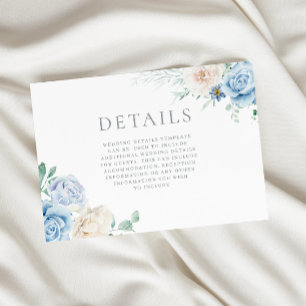 Schöne Hochzeitsdetails aus Weiß und Blauer Flora Begleitkarte