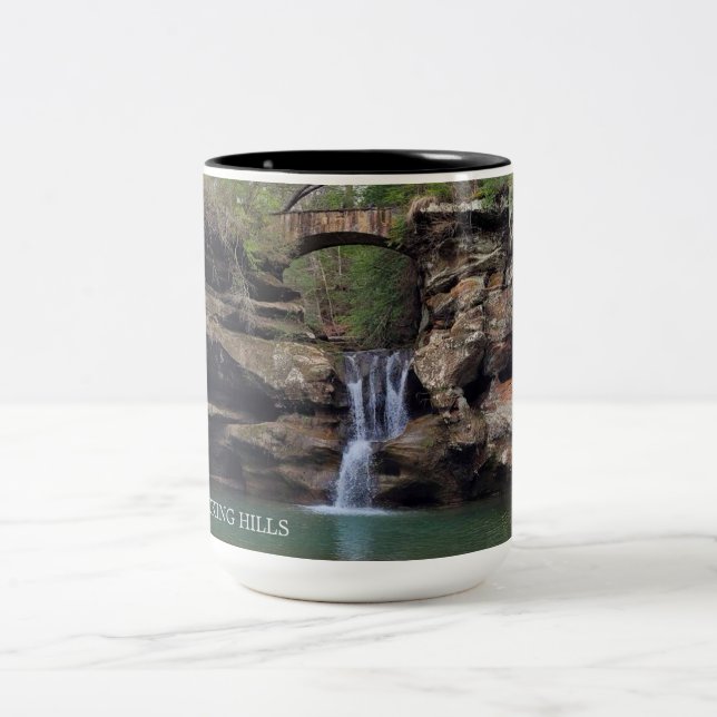 Schöne Hocking Hills Icona Wasserfall Zweifarbige Tasse (Mittel)