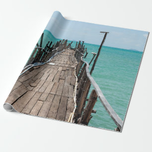 Schöne Holzbrücke mit blauem Meereshintergrund im Geschenkpapier