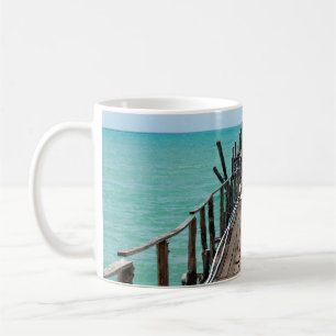 Schöne Holzbrücke mit blauem Meereshintergrund im  Kaffeetasse