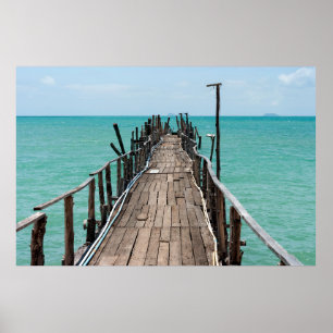 Schöne Holzbrücke mit blauem Meereshintergrund im  Poster