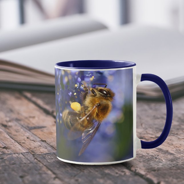 Schöne Honeybee auf der California Lilac Tasse (Honeybee on California Lilac 11 oz Coffee Mug Cover Photo.)