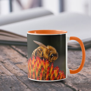 Schöne Honigbiene Pollinieren einer Blume Tasse