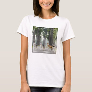 Schöne Husky-Hunde auf einem Naturlehrpfad T-Shirt