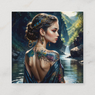 Schöne junge Frau mit Tatoo auf der Schulter. Quadratische Visitenkarte