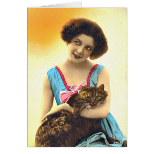 Schöne junge Frau und ihre Katze