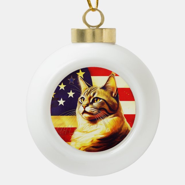 Schöne Katze mit amerikanischem Flaggenhintergrund Keramik Kugel-Ornament (Vorderseite)