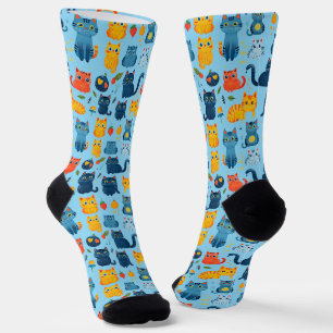 Schöne Kawaii Katzen, spielen mit weißem Spielzeug Socken
