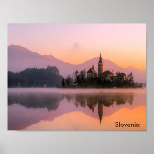 Schöne Kirche auf Insel im See blutete Slowenien Poster