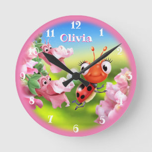 Schöne Ladybug im Blumengarten. Runde Wanduhr