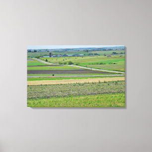 Schöne Landschaft Aussicht auf einen Bauernhof im  Leinwanddruck